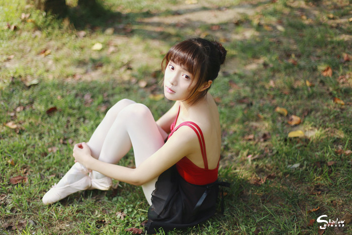 跳舞姑娘草地上的迷人舞姿  第14张