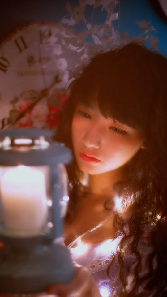 清纯美女卷发私房写真  第3张