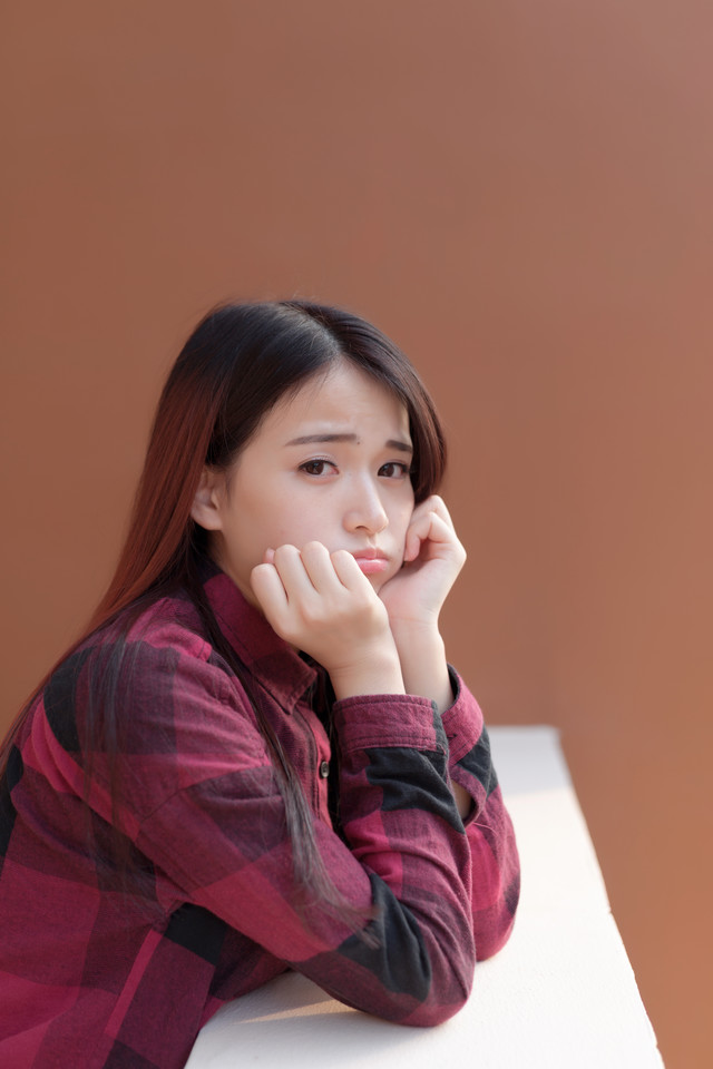 格子衫美女甜美卖萌图  第10张