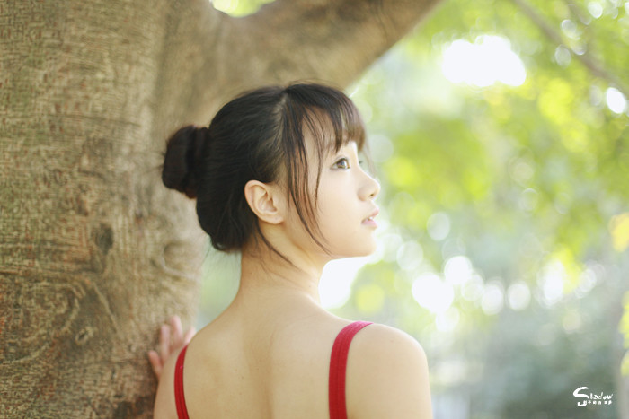 跳舞姑娘草地上的迷人舞姿  第1张