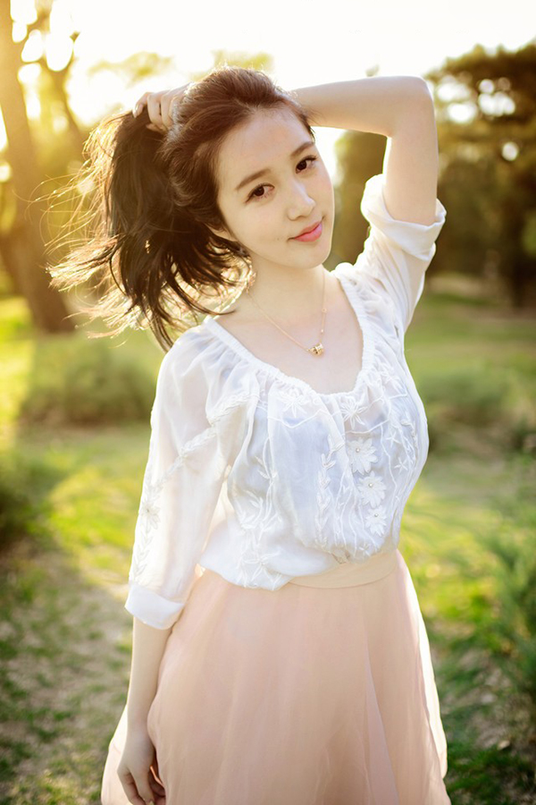 黄昏时的蕾丝裙少女户外唯美图  第3张