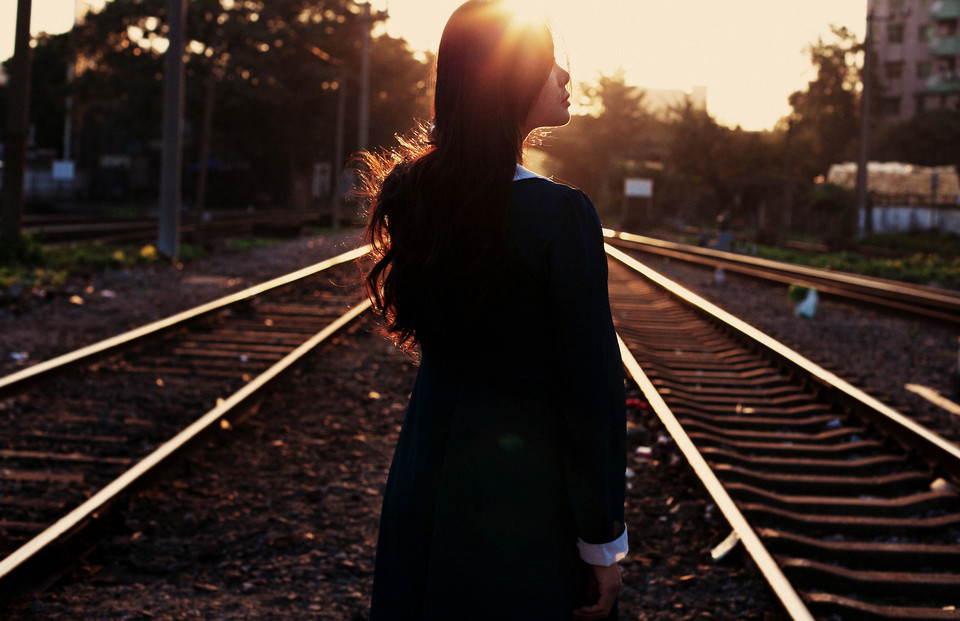 铁轨上长裙迷人唯美图  第7张