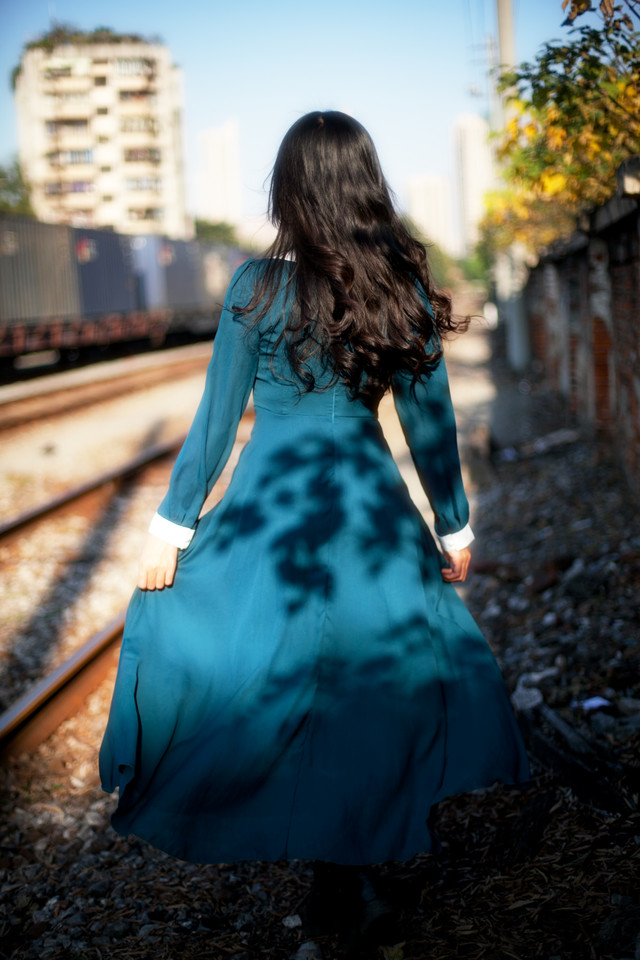 铁轨上长裙迷人唯美图  第6张