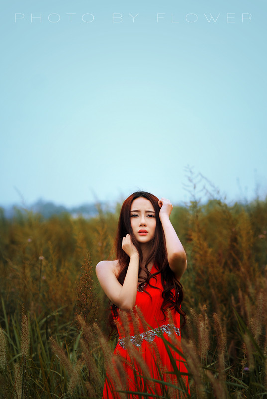 草地上红裙亮眼美女  第7张