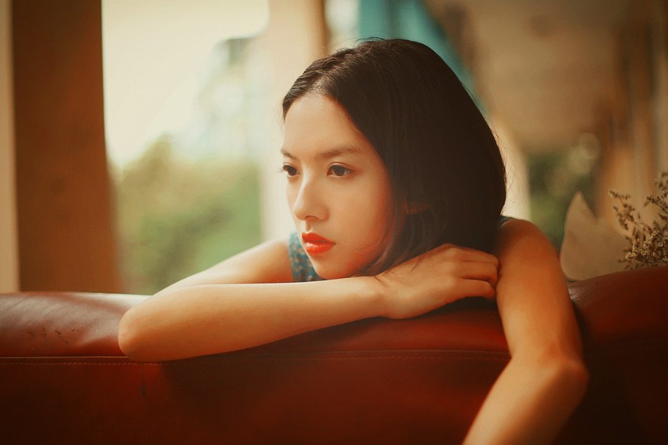 碎花长裙的红唇女孩唯美图  第18张