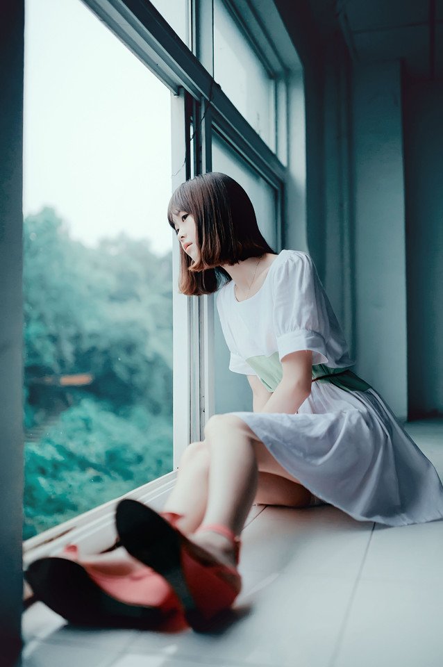 教室内的唯美治愈系女子写真  第7张