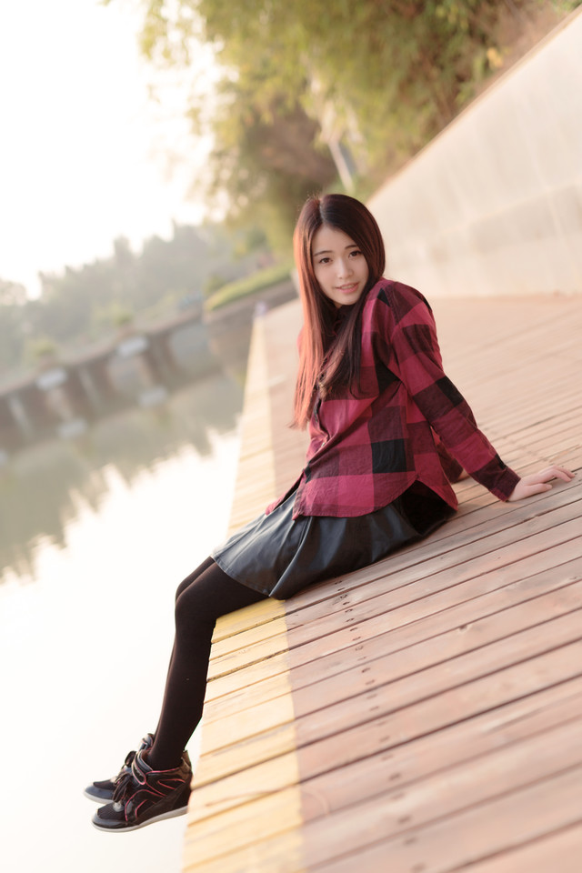 格子衫美女甜美卖萌图  第4张