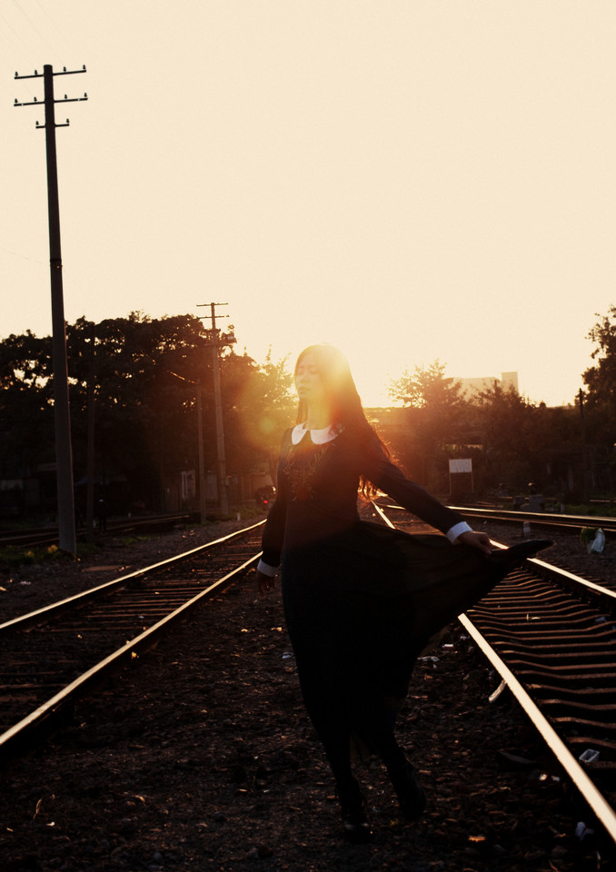 铁轨上长裙迷人唯美图  第8张