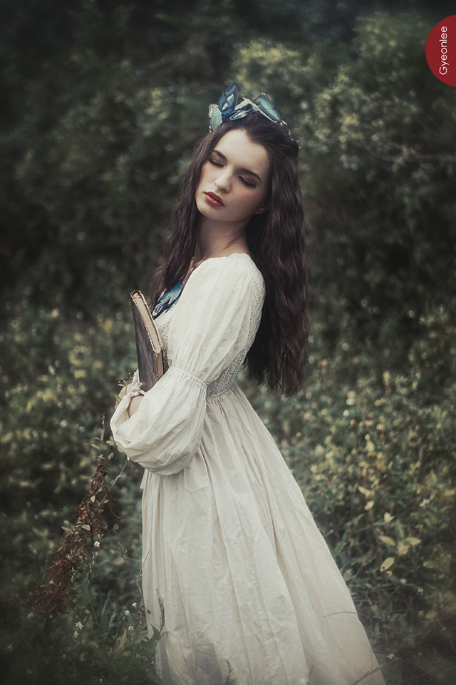 草丛长裙美女唯美图  第3张