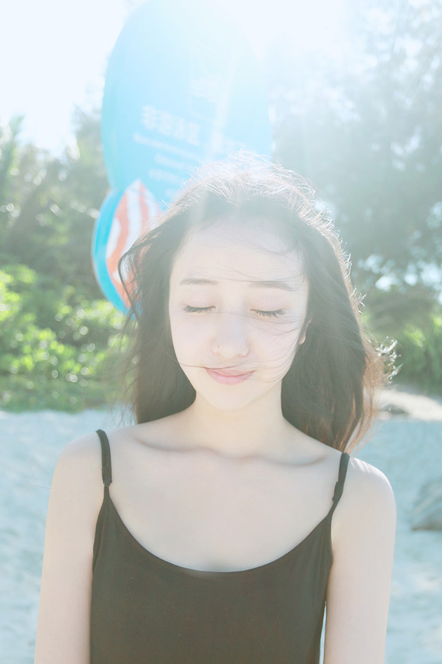 阳光下长发美女清纯照  第9张