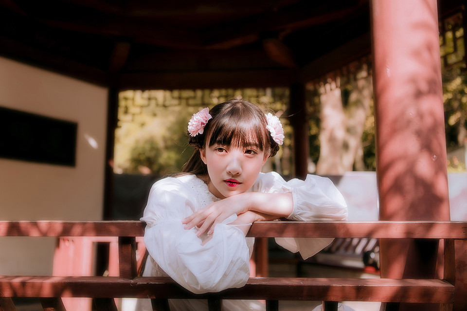 清纯女子户外迷人白裙  第6张