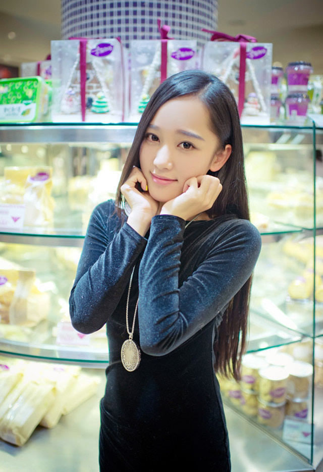 黑夜中清纯甜美女子  第6张