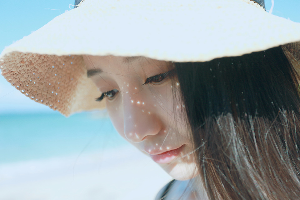 阳光下长发美女清纯照  第8张