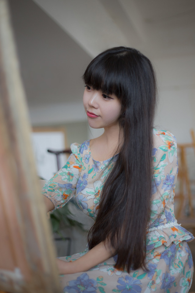 画室长发美女的清纯迷人照  第6张