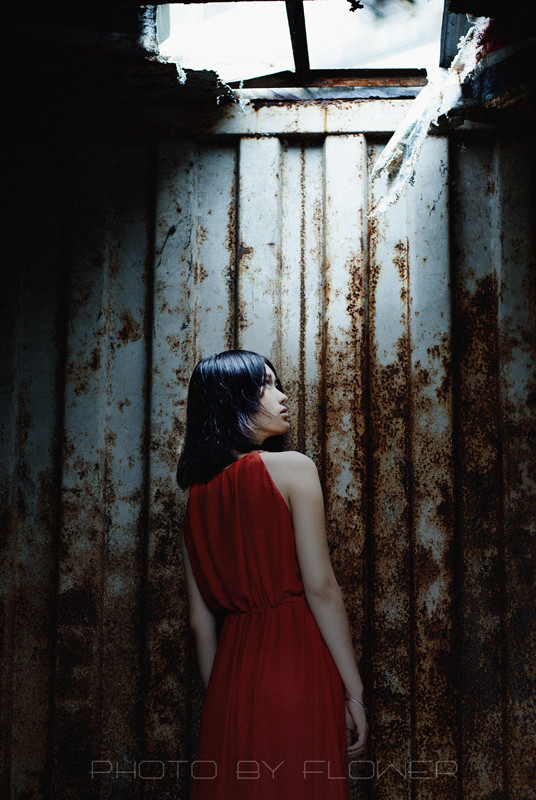 废弃建筑的吊带长裙的短发女子  第6张