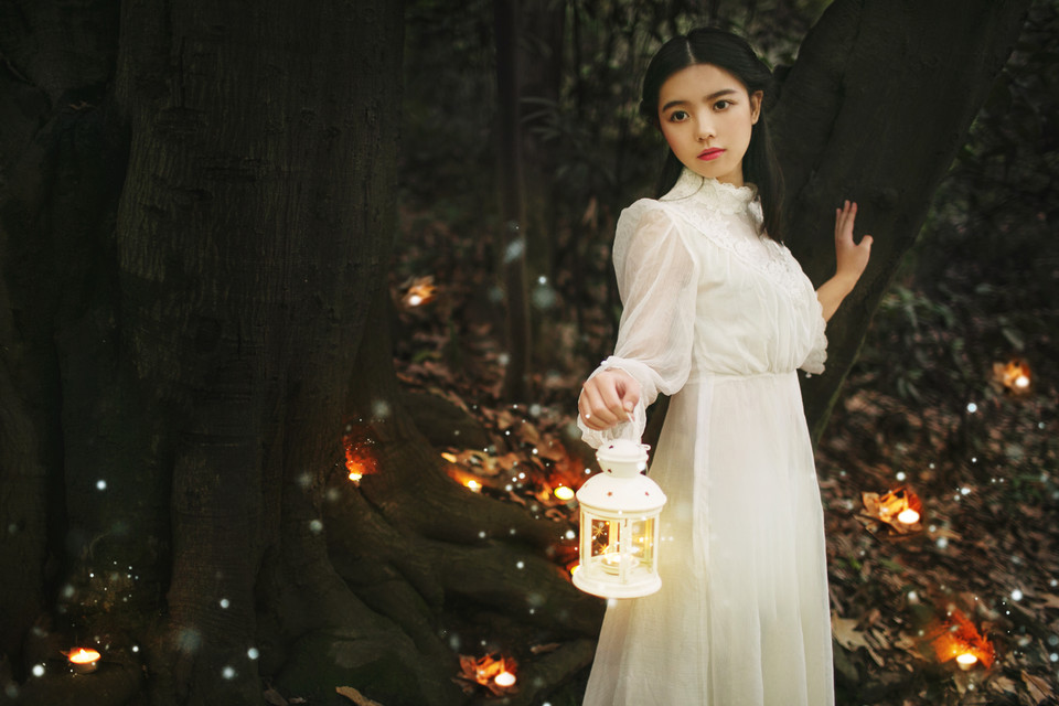 树下美女夜晚灯光点点  第3张