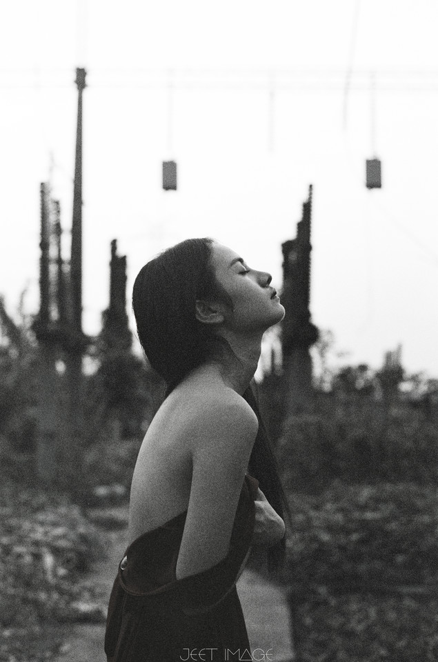 红裙女子白皙肌肤迷人写真  第7张