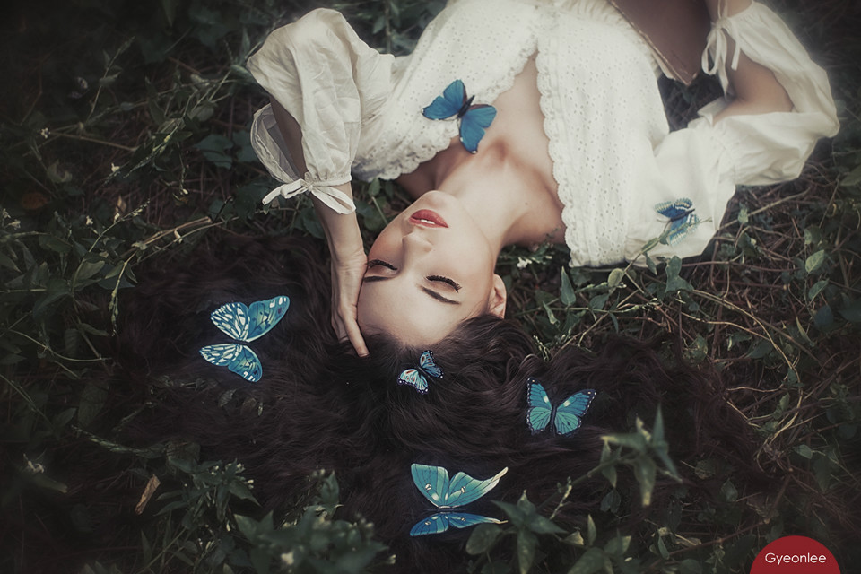 草丛长裙美女唯美图  第22张