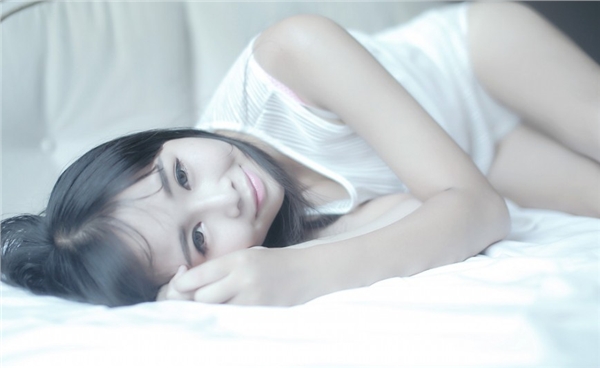 纯白少女的室内唯美图片  第10张