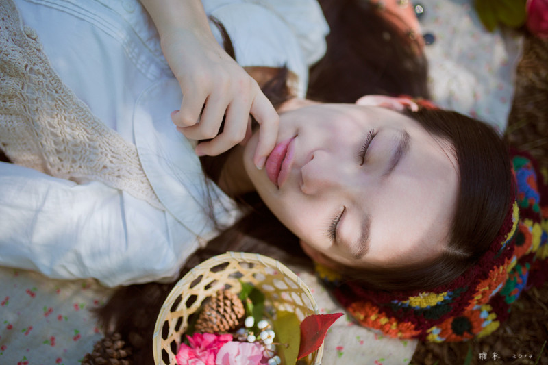 碎花裙美女森林捡松果  第21张