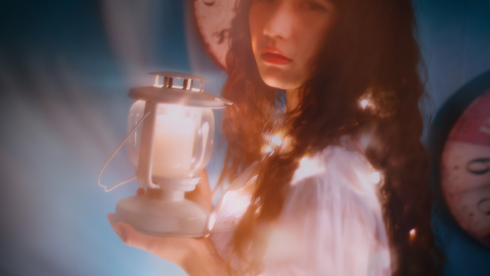 清纯美女卷发私房写真  第1张