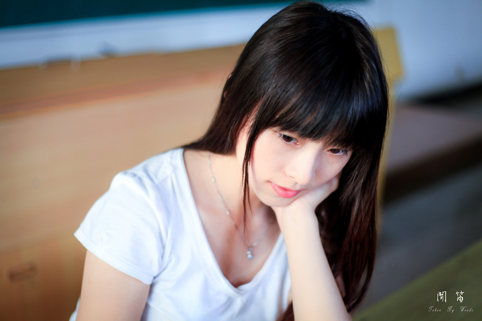 教室内的清晨长发美女  第7张