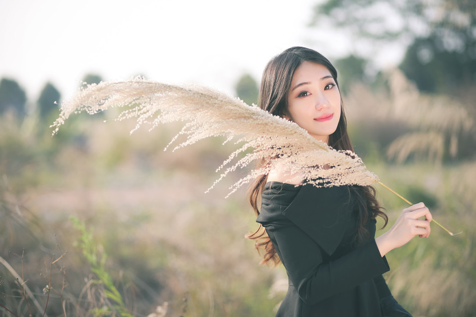 冬季清纯卷发女子寻找希望  第3张