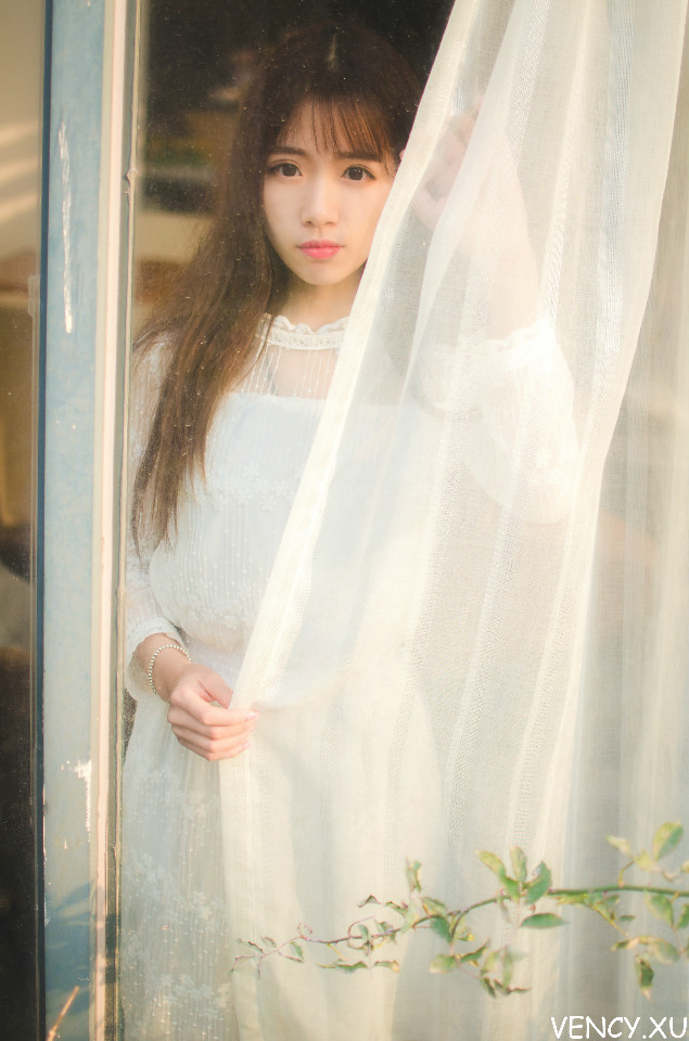 长发女子安静私房清纯写真  第4张