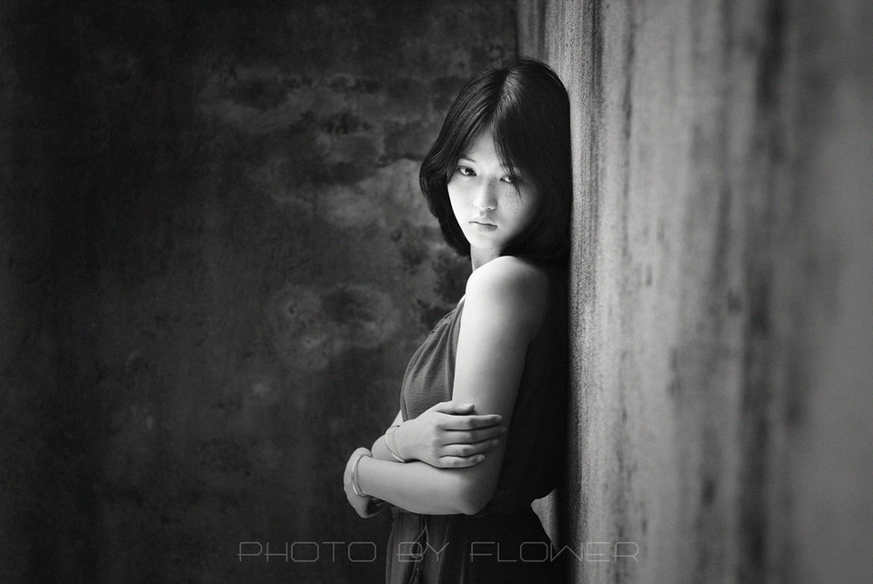 废弃建筑的吊带长裙的短发女子  第7张