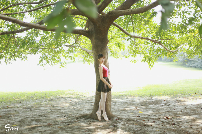 跳舞姑娘草地上的迷人舞姿  第15张