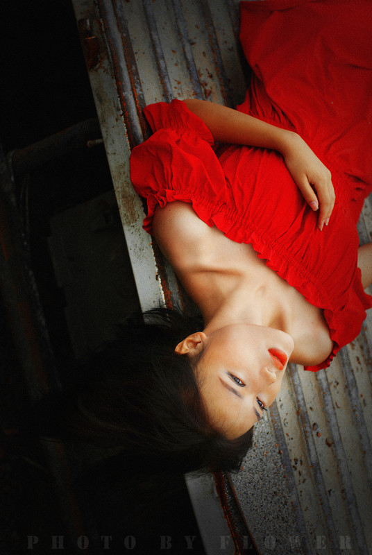 短发女子随风飘逸的红裙  第5张