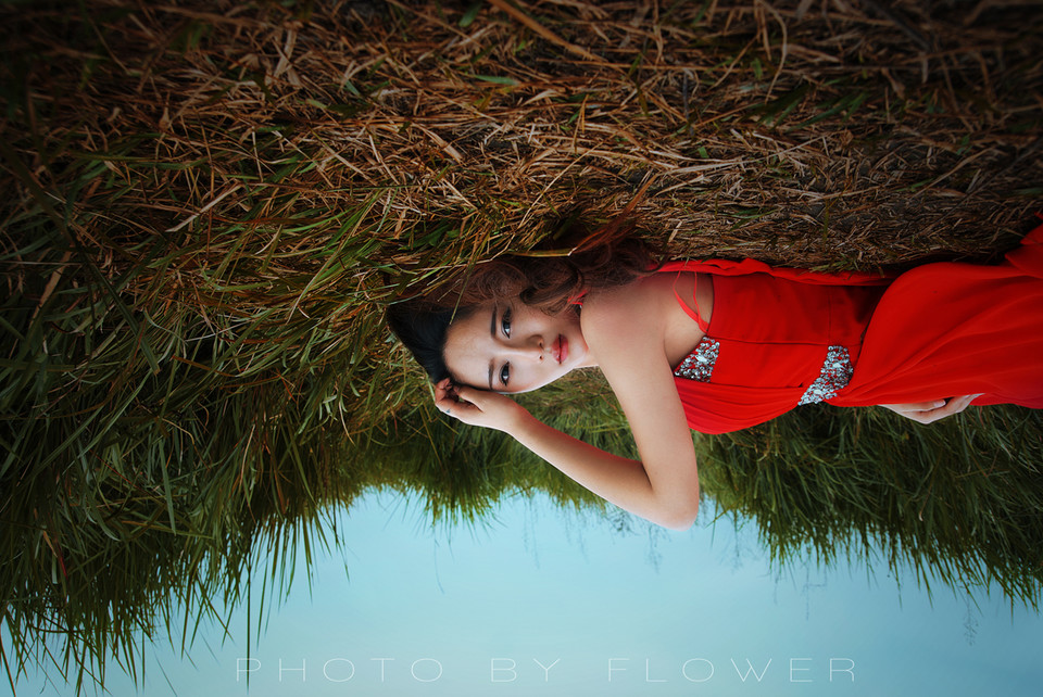 草地上红裙亮眼美女  第1张