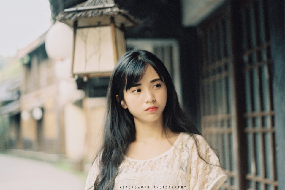白裙蕾丝美女呆萌写真  第2张