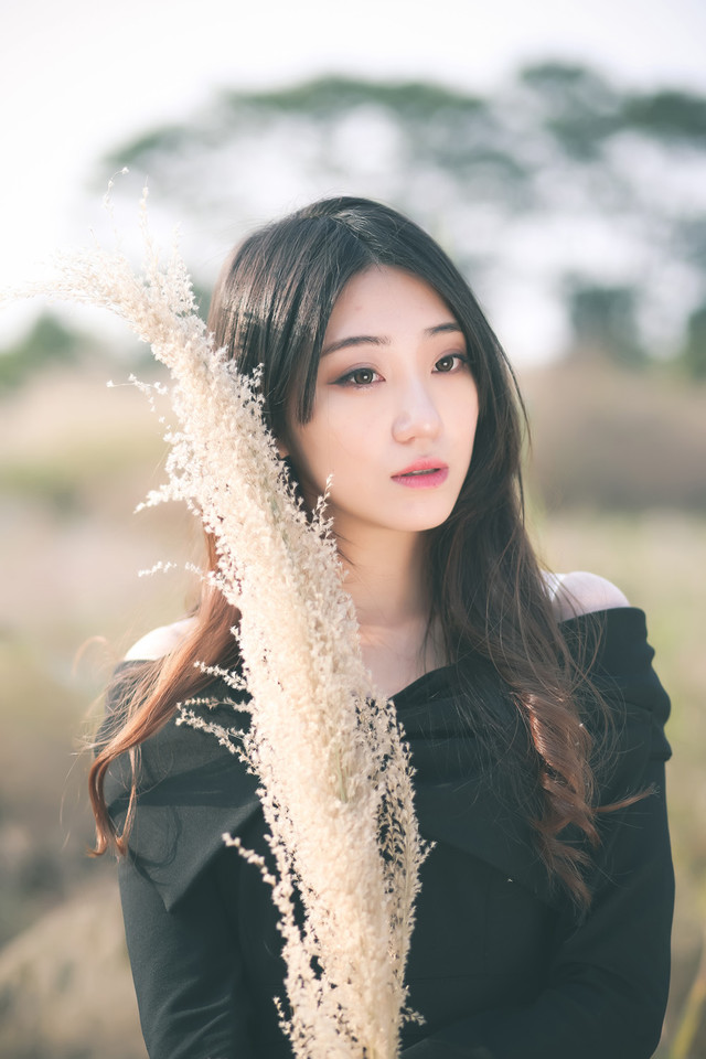 冬季清纯卷发女子寻找希望  第9张