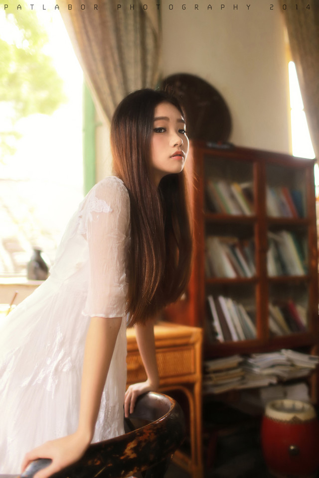 清纯白裙美女在等待  第13张