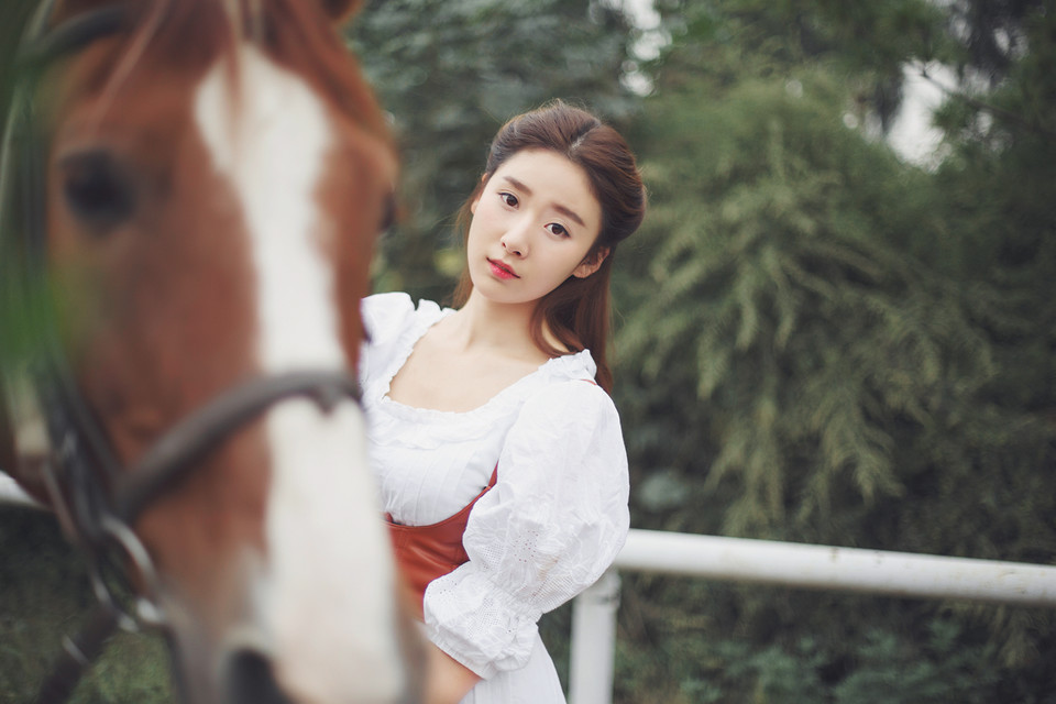 女子与马的亲密接触图  第2张