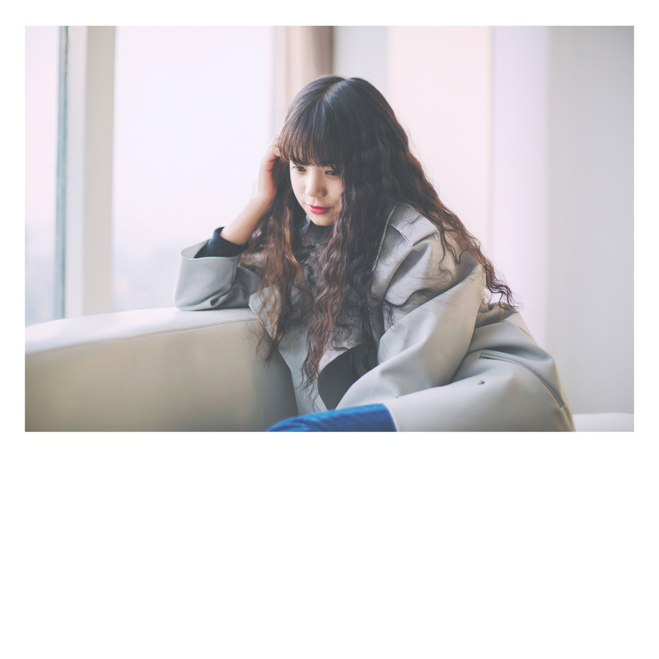 卷发女子私房清纯图  第2张