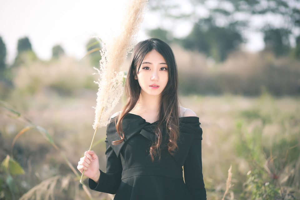 冬季清纯卷发女子寻找希望  第5张