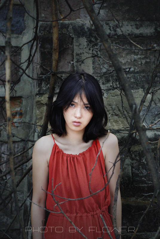 废弃建筑的吊带长裙的短发女子  第10张
