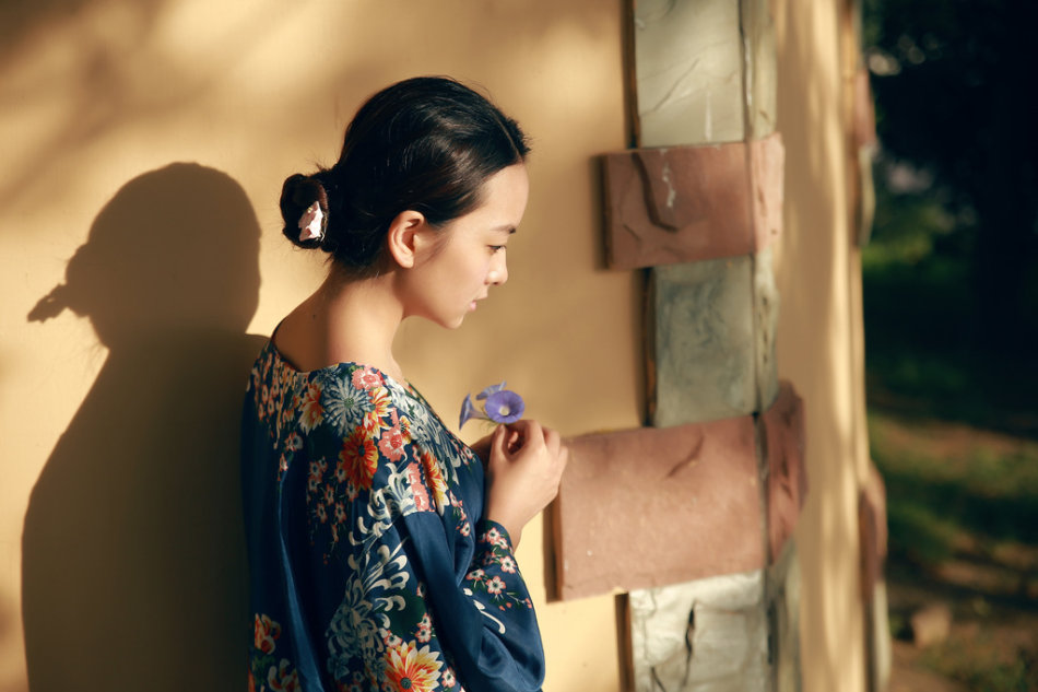 夕阳下的清纯女子  第1张