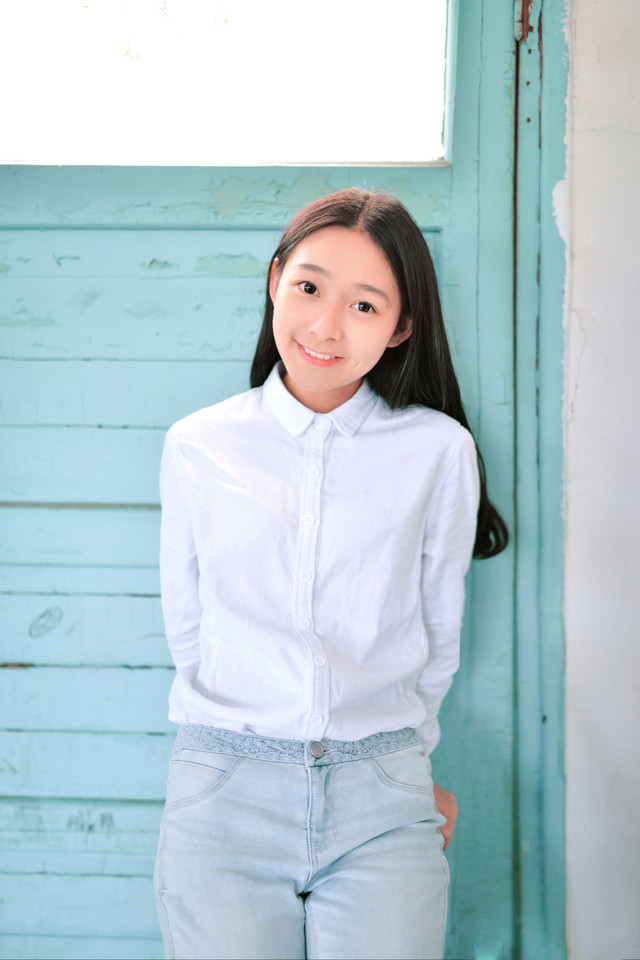 清新女子阳光下甜美笑容  第6张