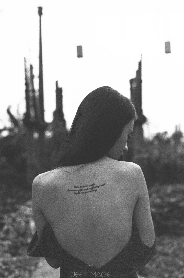 红裙女子白皙肌肤迷人写真  第2张