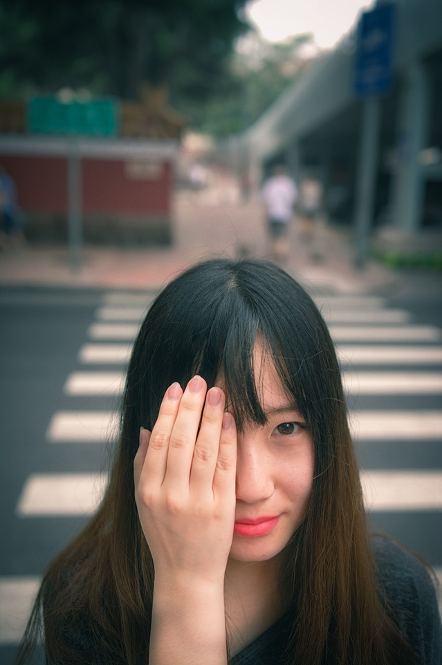 夏日俏皮女子的甜美笑容  第1张