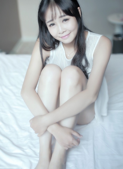 纯白少女的室内唯美图片  第5张