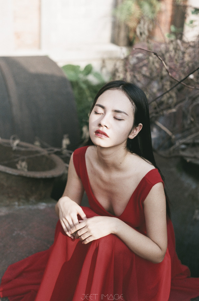 红裙女子白皙肌肤迷人写真  第14张