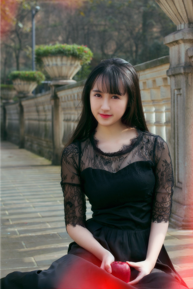 黑裙美女游园清纯写真  第6张