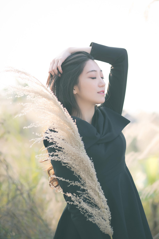 冬季清纯卷发女子寻找希望  第2张