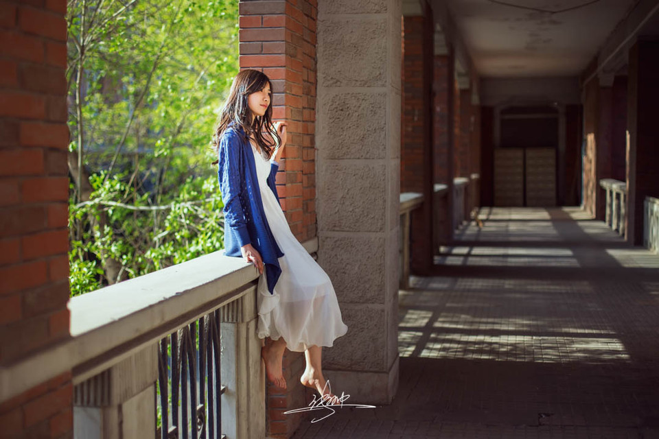 暖阳下的长裙少女迷人图  第4张