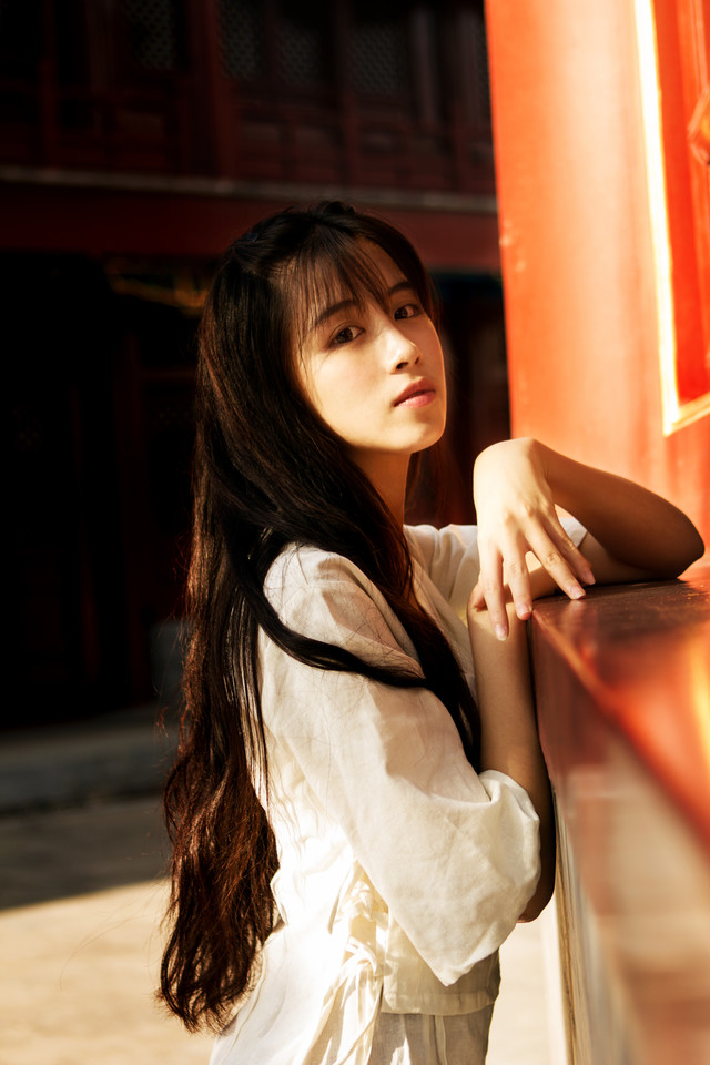 夕阳下气质美女唯美图  第1张