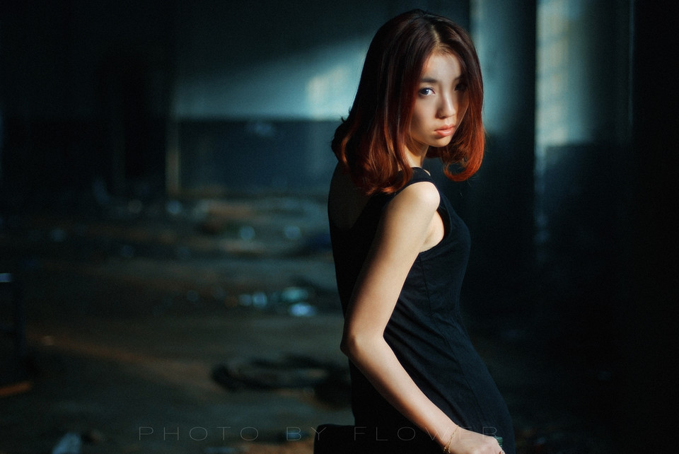 黑裙女子废楼的沉淀图  第2张